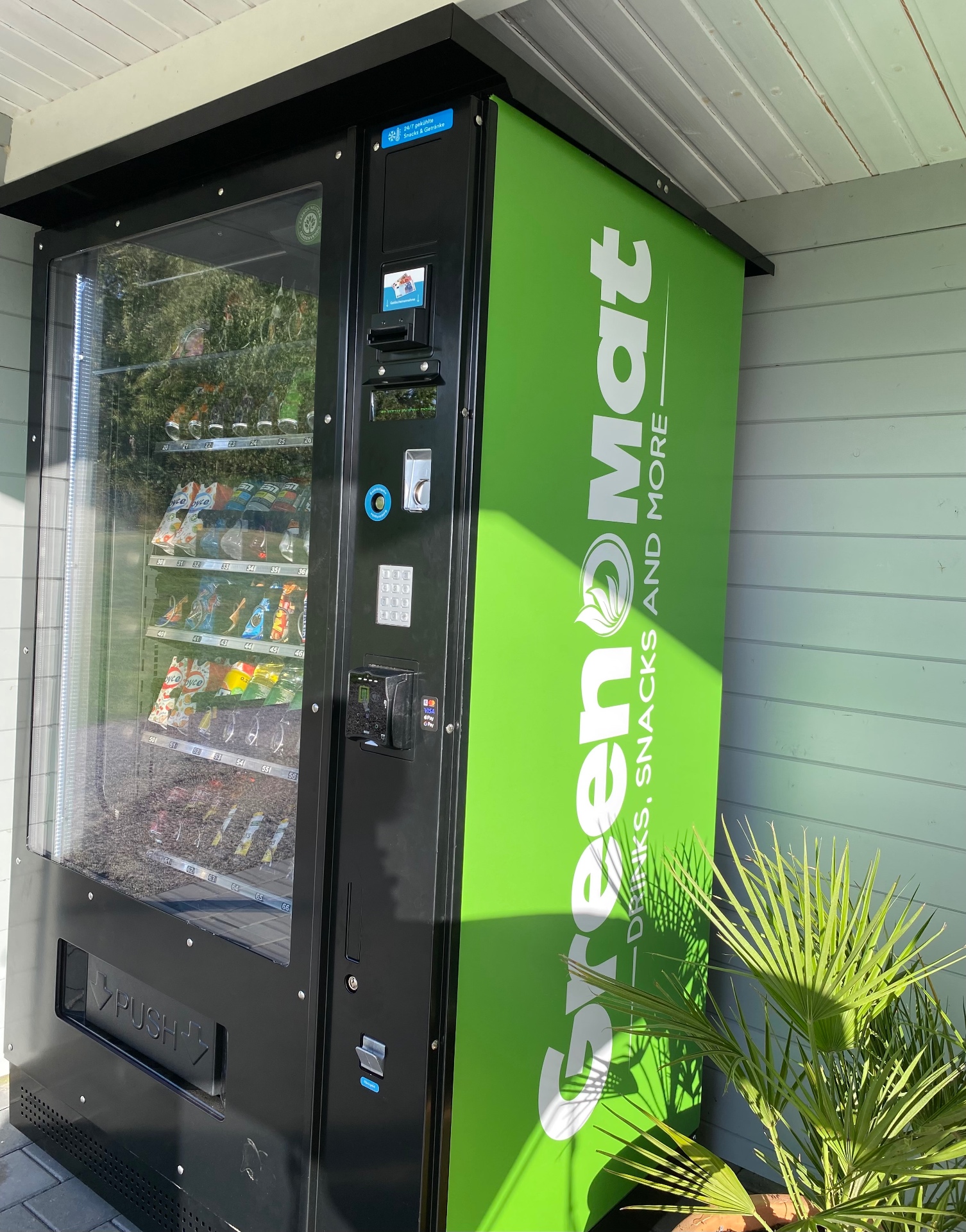 Greenomat 24/7 Außenautomat mit gekühlten Snacks und Getränken