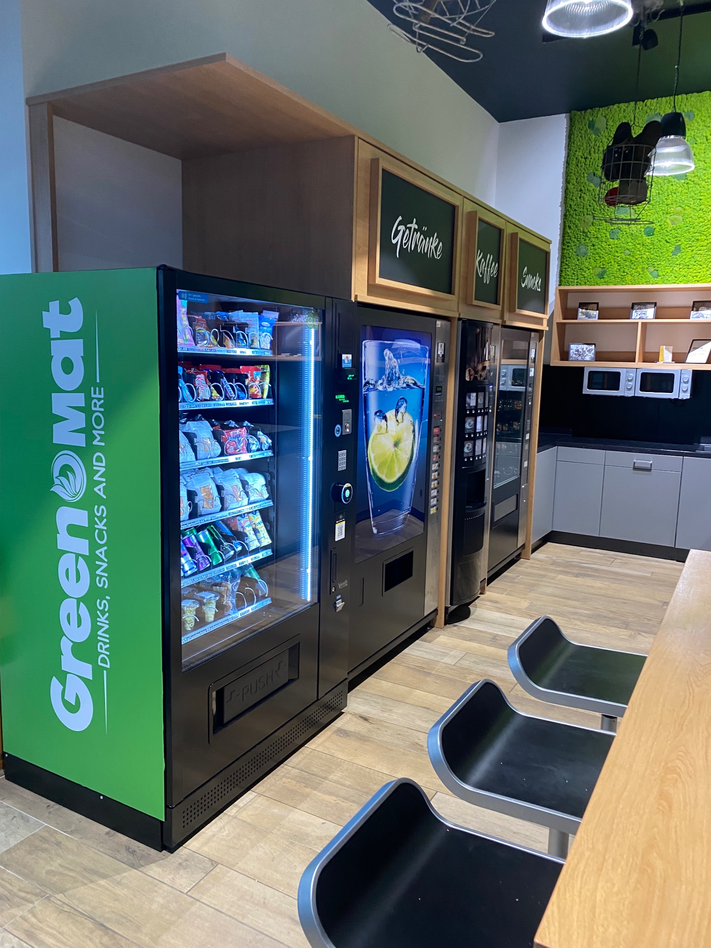 Greenomat-Verpflegungsbereich mit Snack-, Getränke- und Kaffeeautomat vor Ort