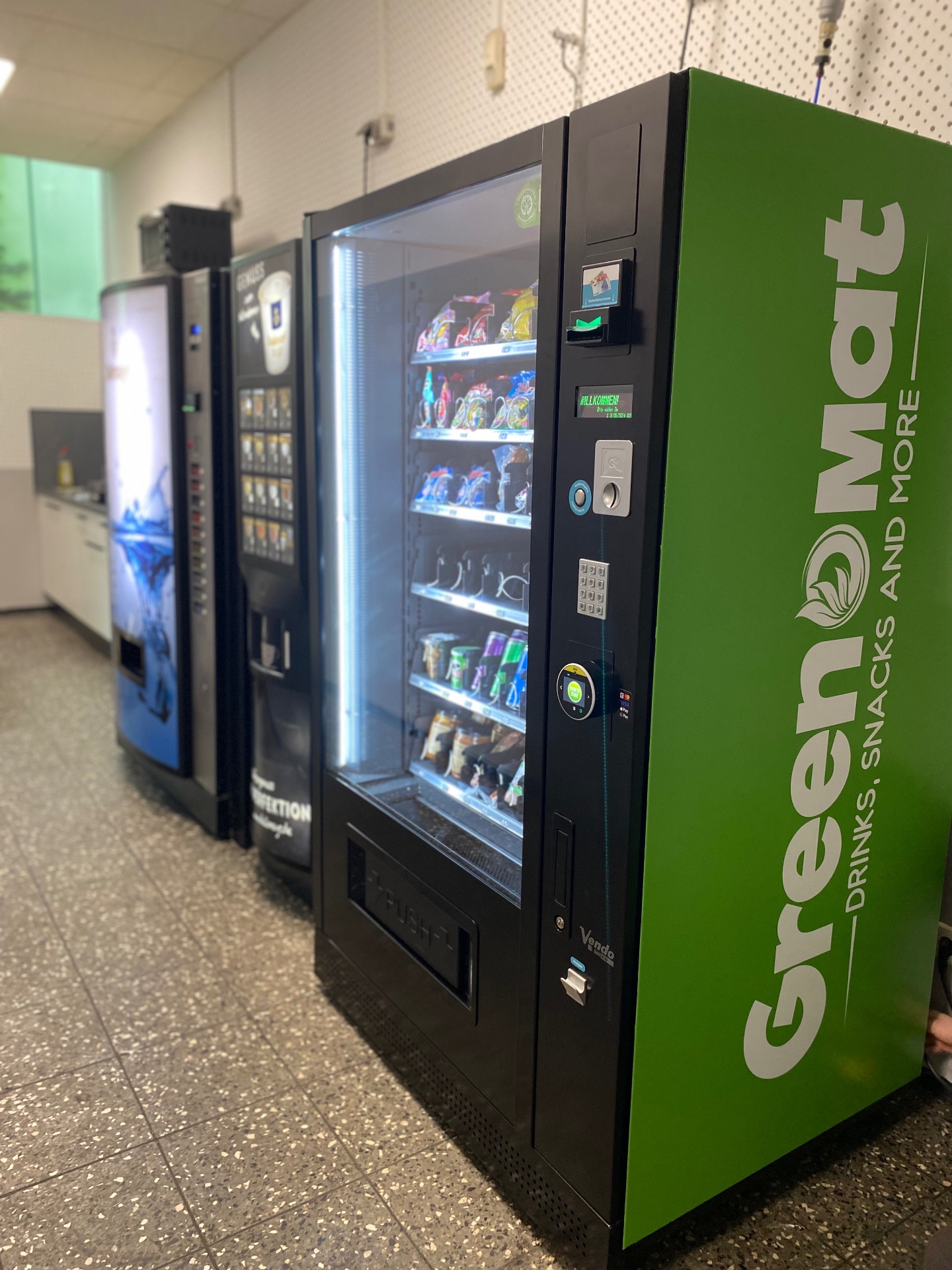 Greenomat-Automatenreihe im Bürobereich mit Snack-, Kaffee- und Wasserautomat