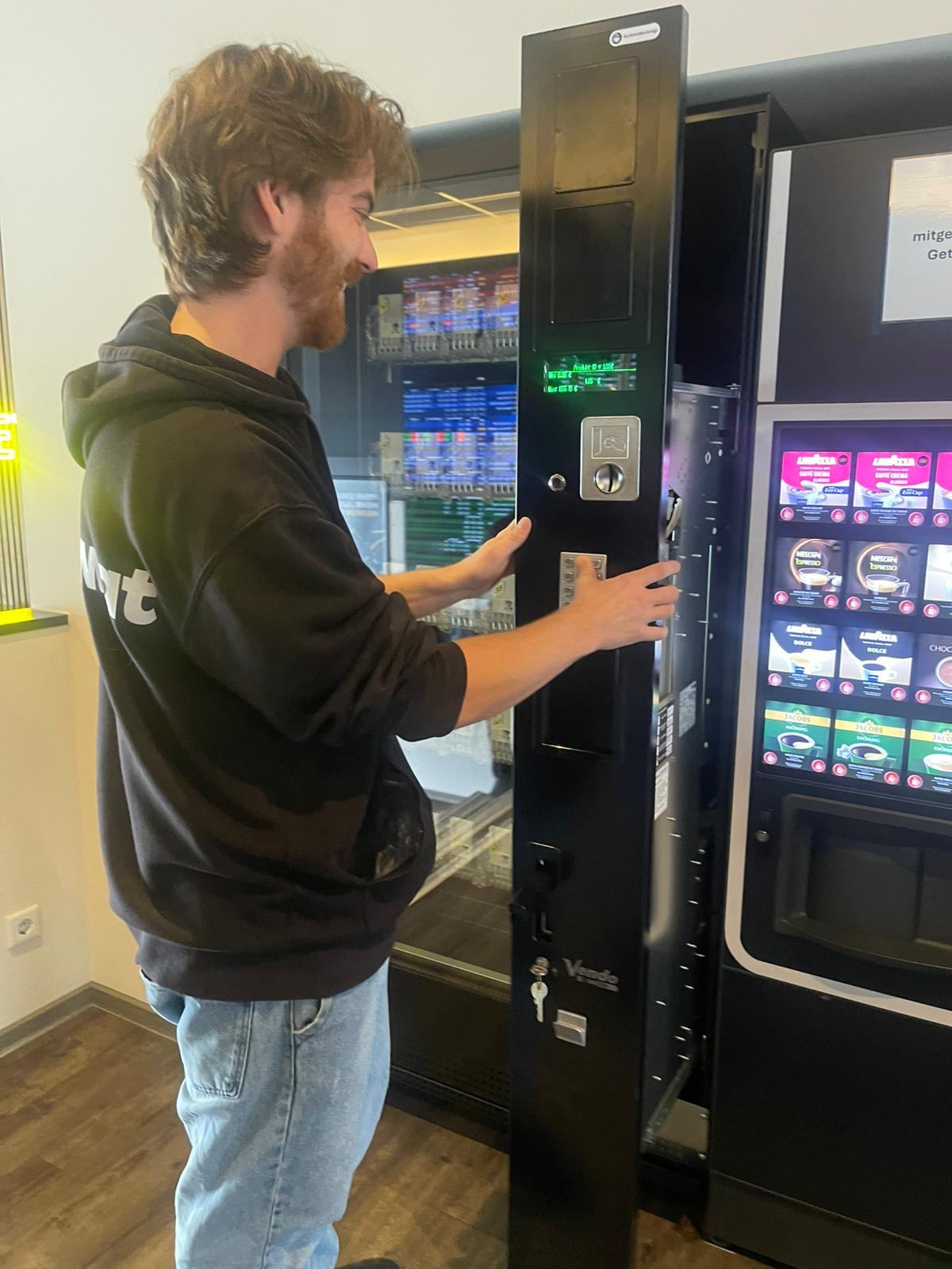 Greenomat Mitarbeiter bei der Inbetriebnahme eines Kaffeeautomaten
