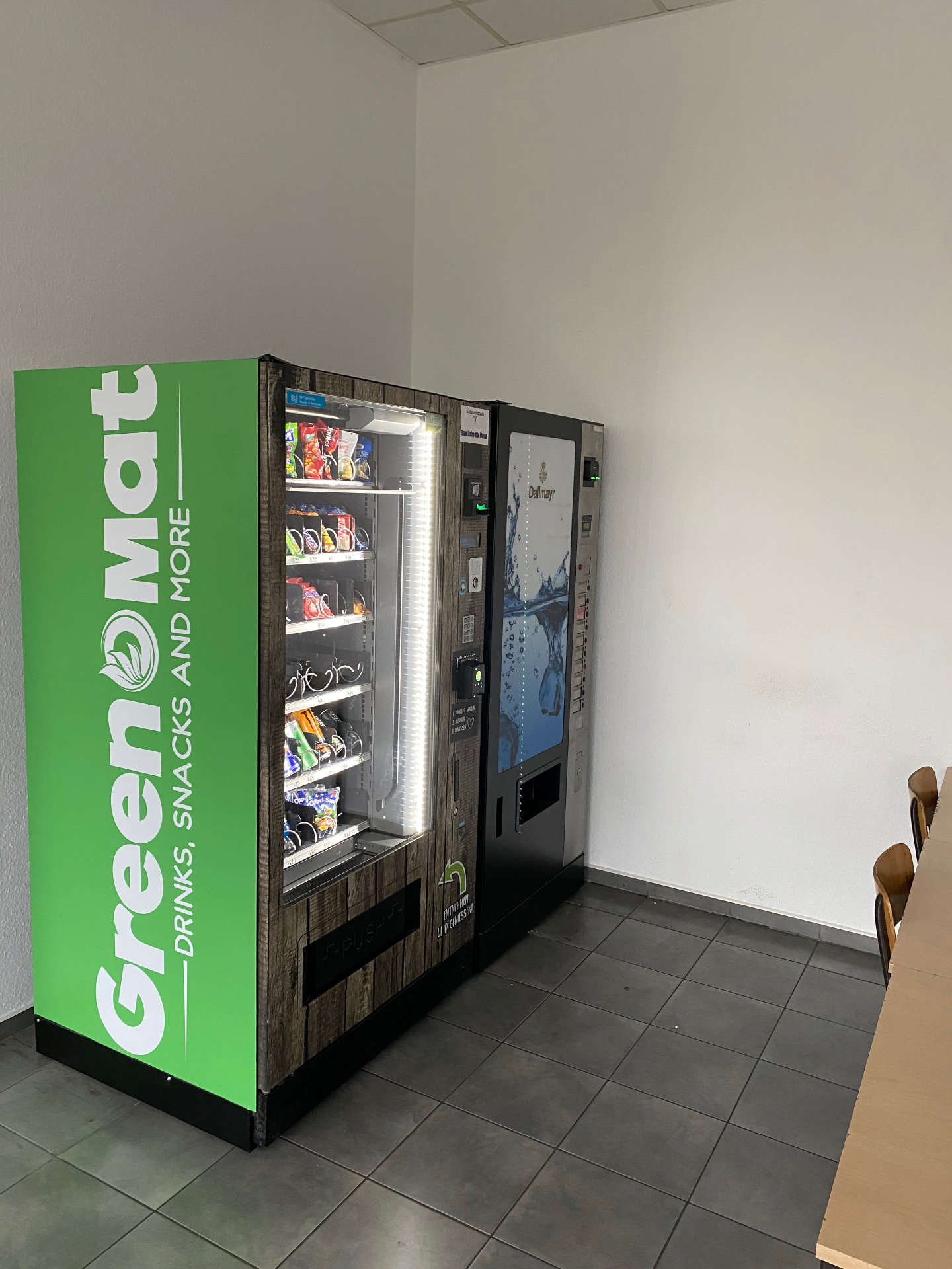 Greenomat Snackautomat mit Dallmayr Wasserautomat im Pausenraum