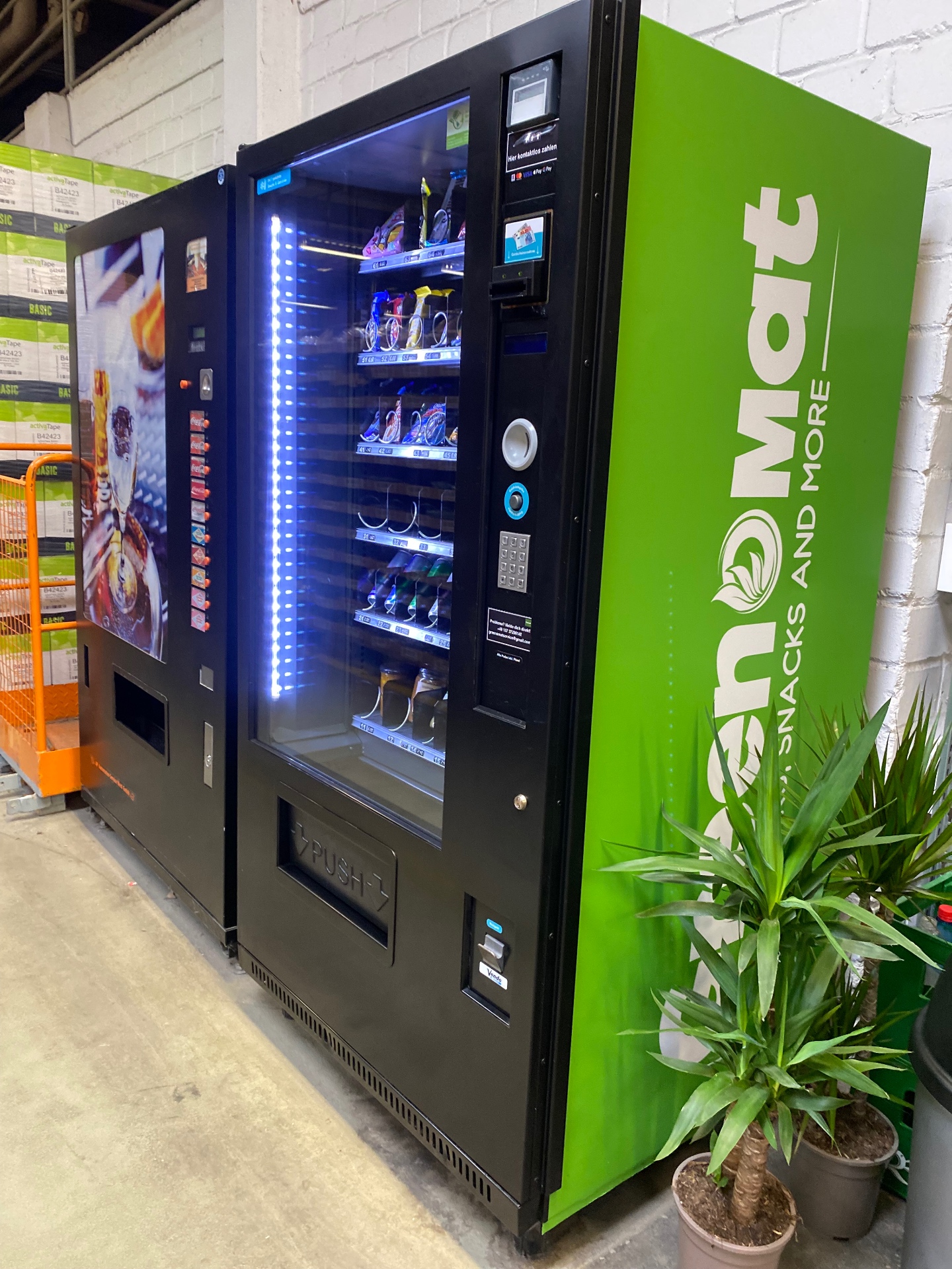 Greenomat-Snackautomat mit Getränkeautomat im Lagerbereich