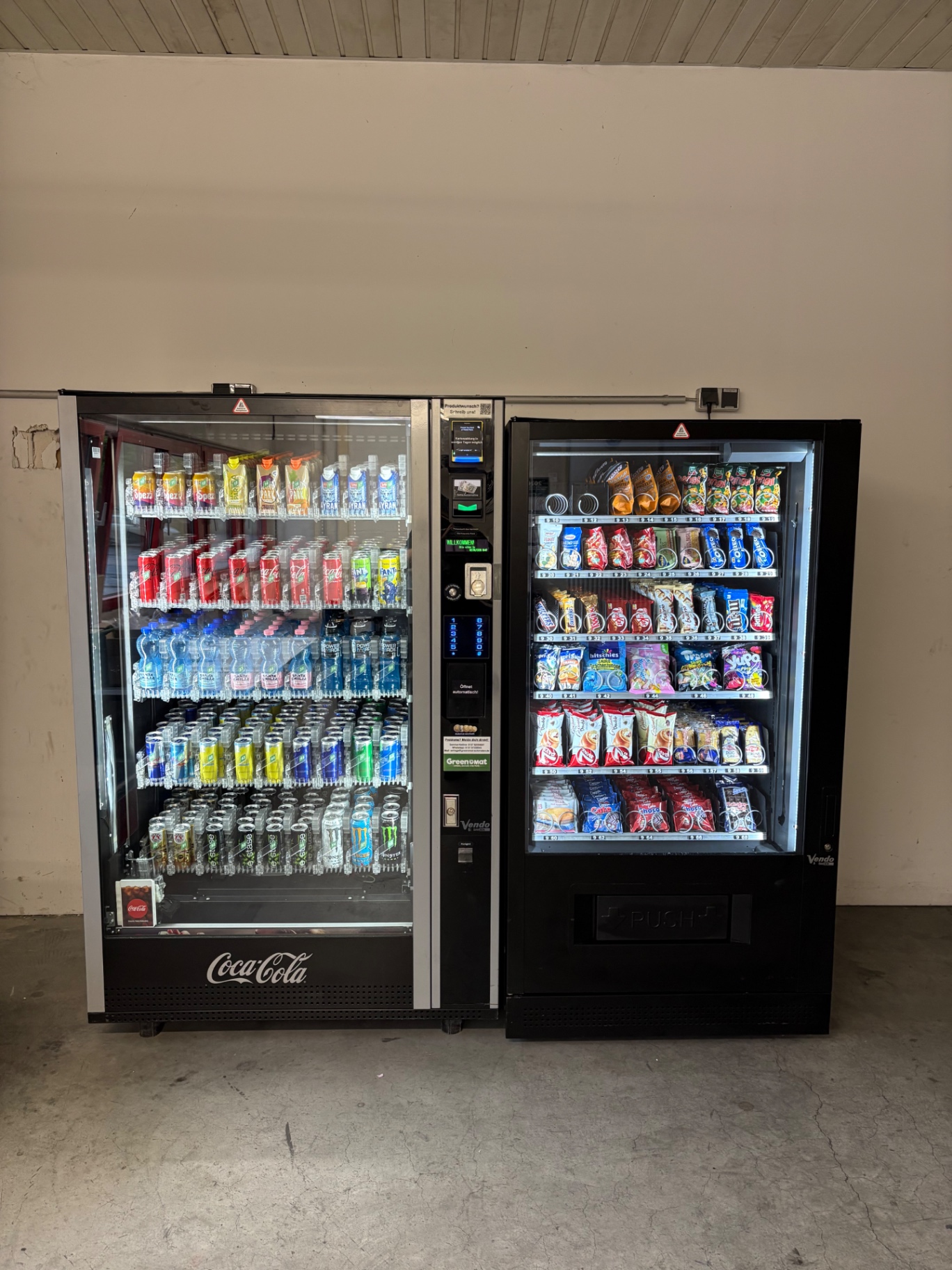 Coca-Cola Getränkeautomat kombiniert mit Snackautomat